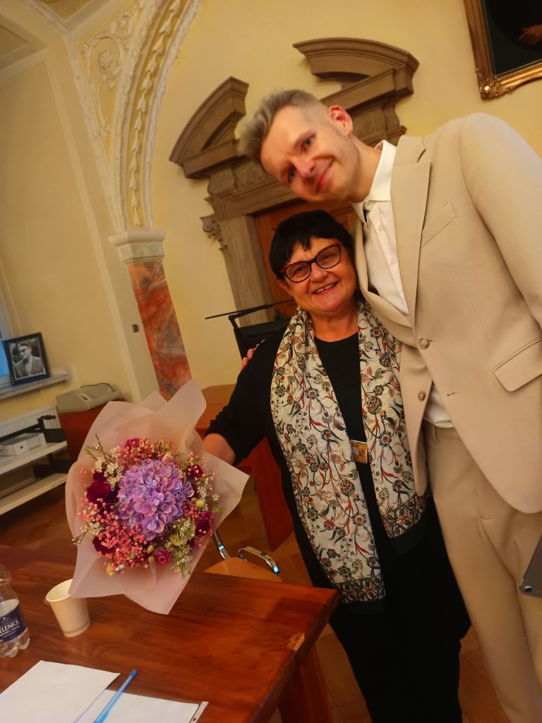 kobieta i mężczyzna z kwiatami